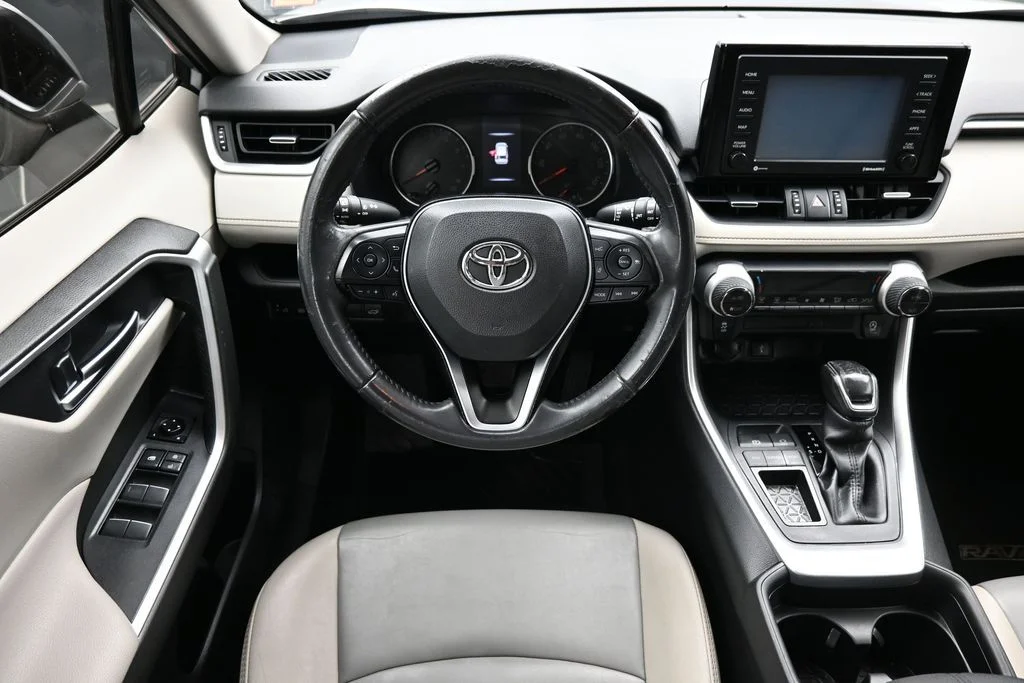 Used 2020 Silver Toyota XLE Premium image 12