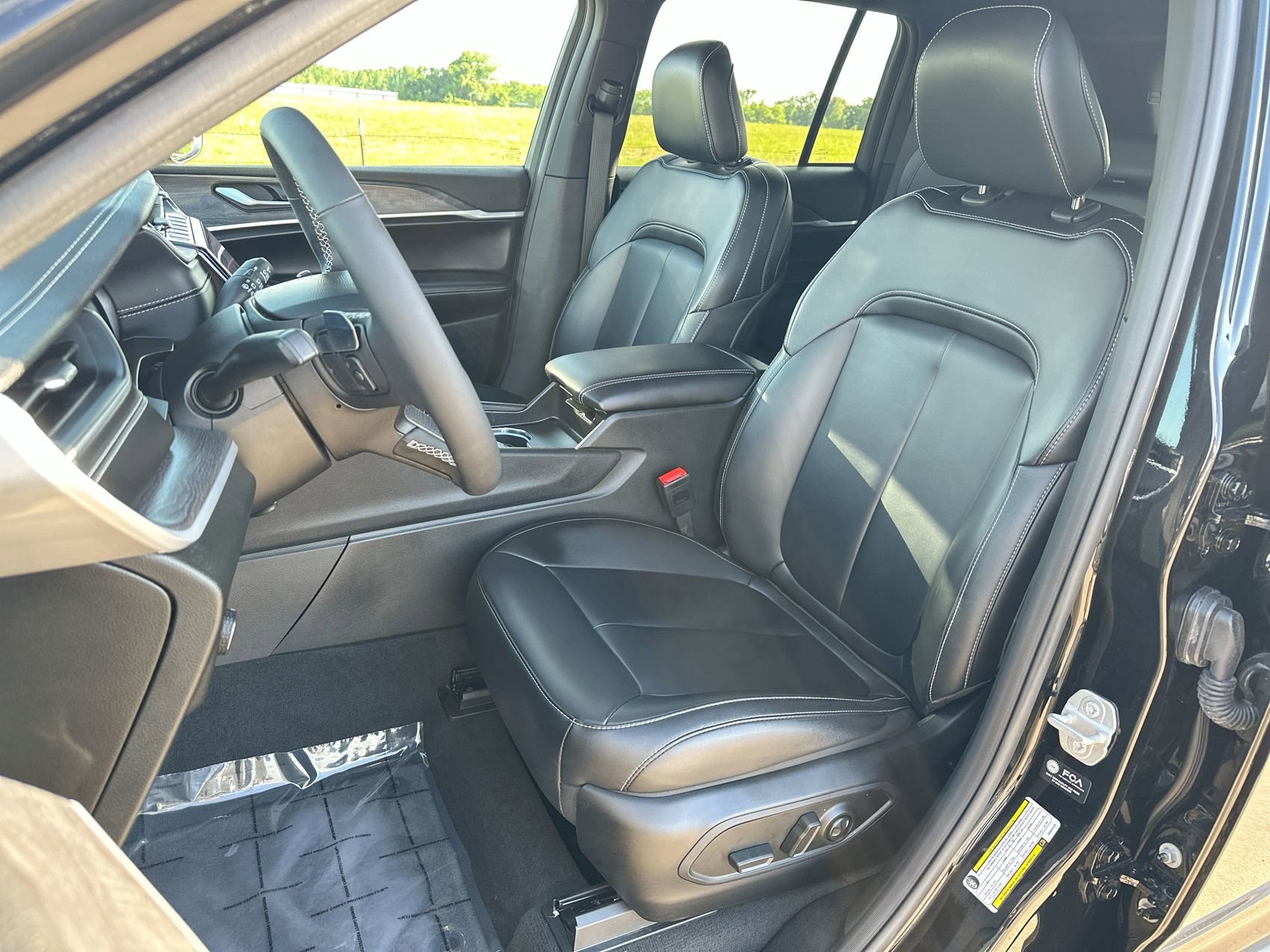 Used 2025 Diamond Black Crystal Pearlcoat Jeep Limited image 11