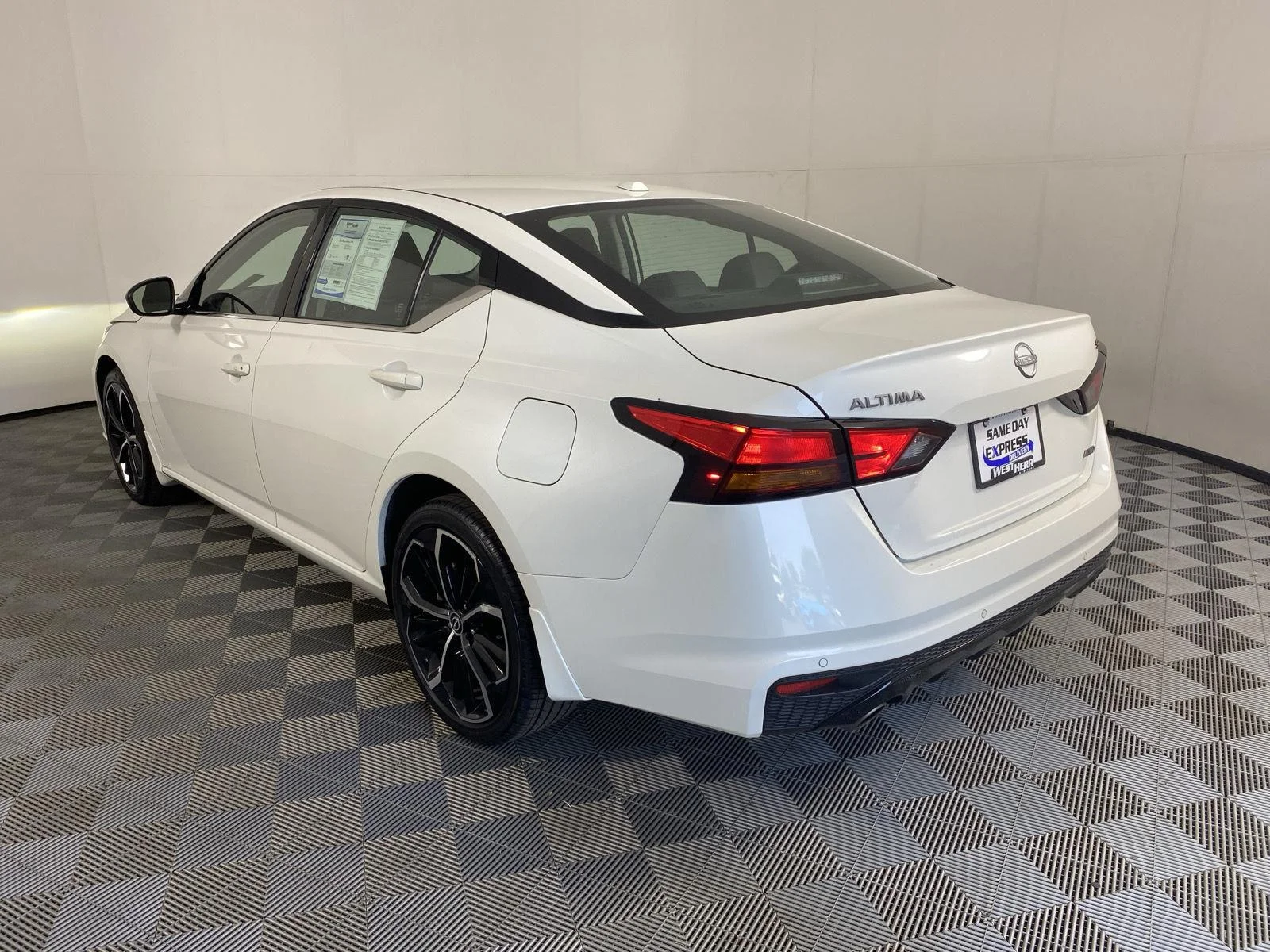 Used 2024 Pearl White Tricoat Nissan 2.5 SR image 5