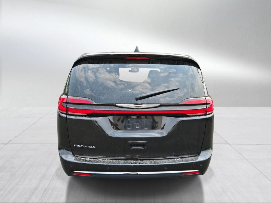 Used 2025 Diamond Black Crystal Pearlcoat Chrysler Select image 4