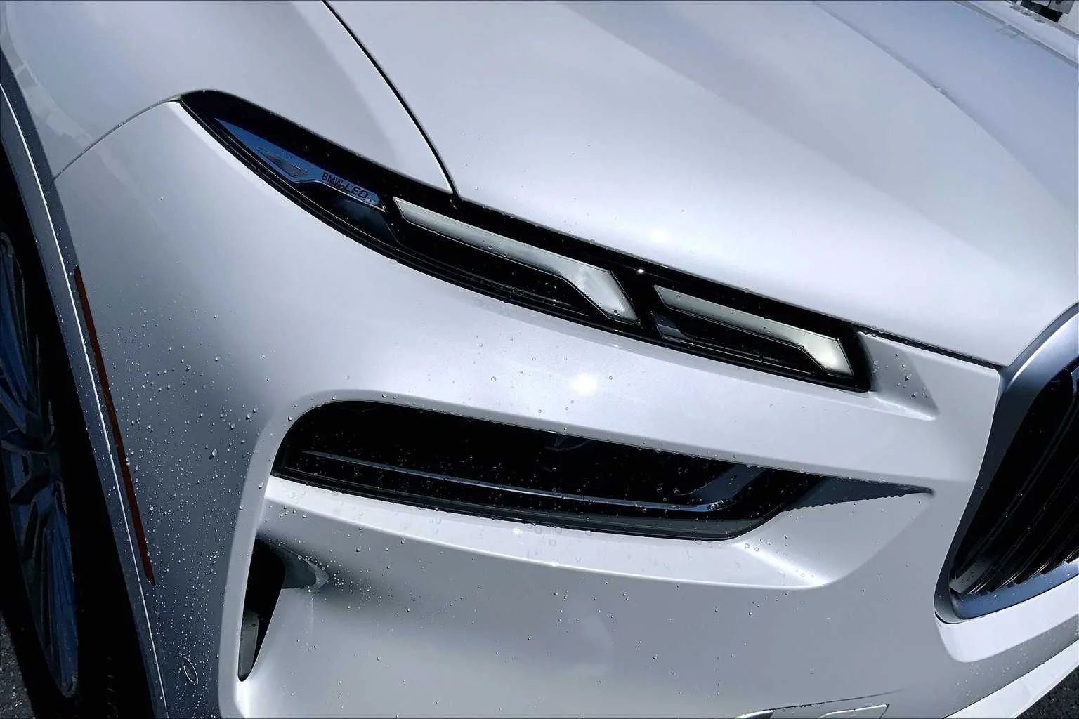 New 2026 Mineral White Metallic BMW xDrive40i image 14