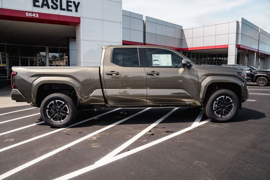 Used 2018 Magnetic Gray Metallic Toyota SR5 image 9