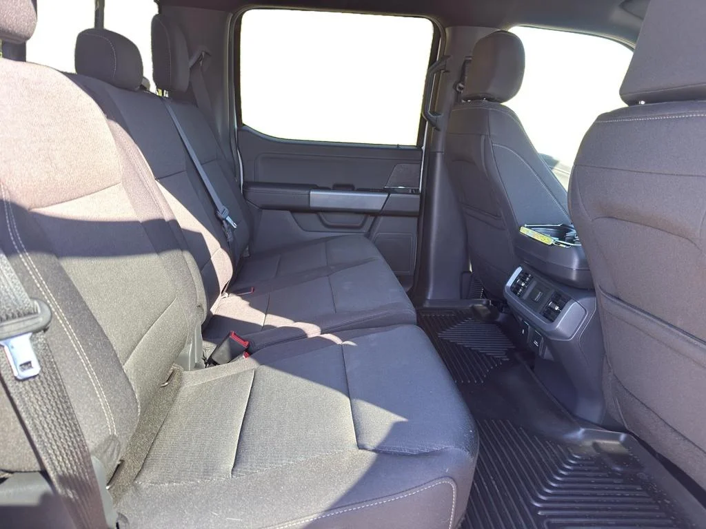 Used 2025 Oxford White Ford XLT image 7