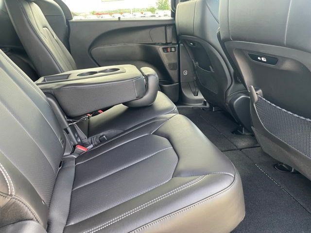New 2026 Diamond Black Crystal Pearlcoat Chrysler Select image 12