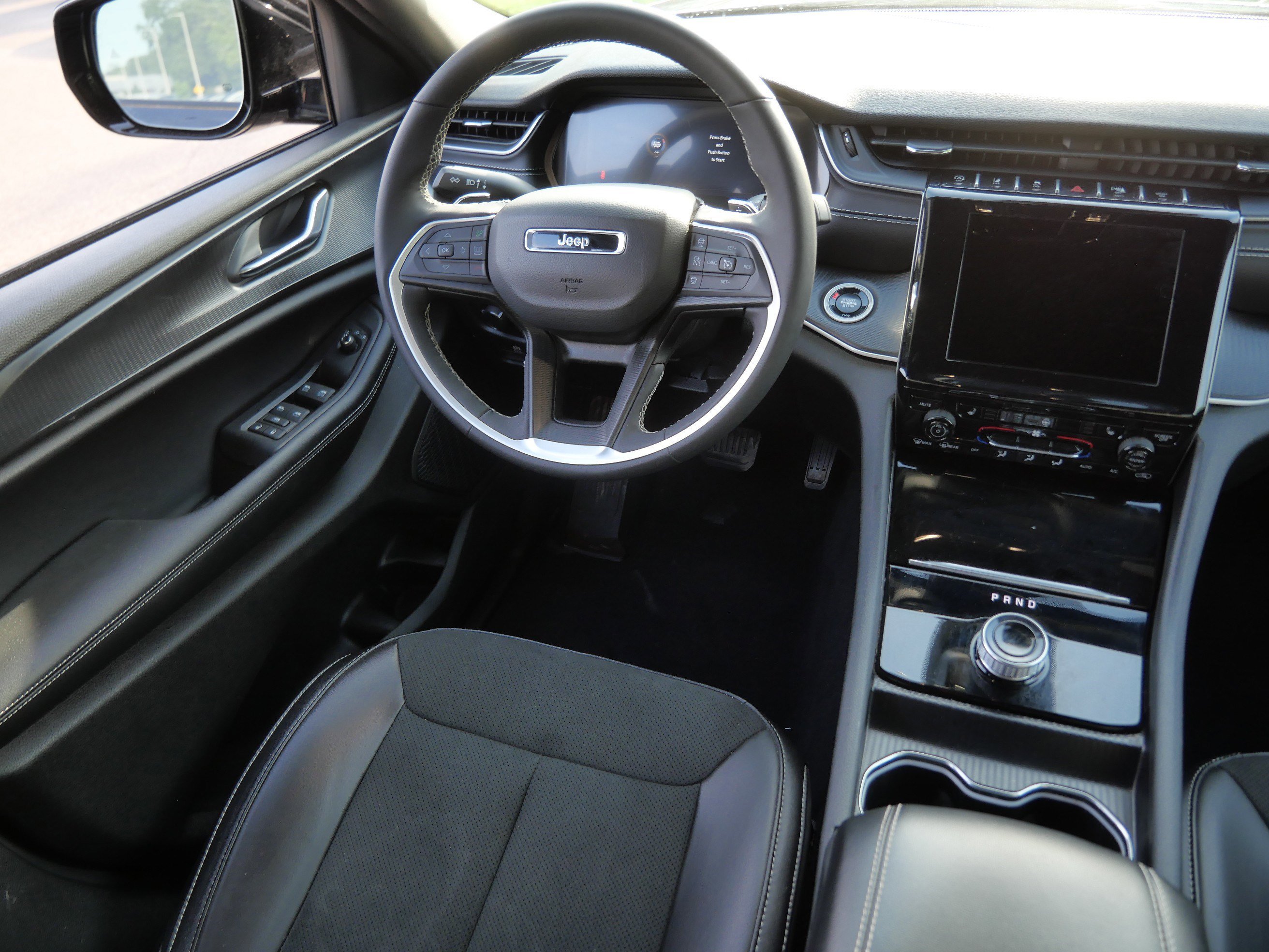 Used 2025 Diamond Black Crystal Pearlcoat Jeep Altitude image 9