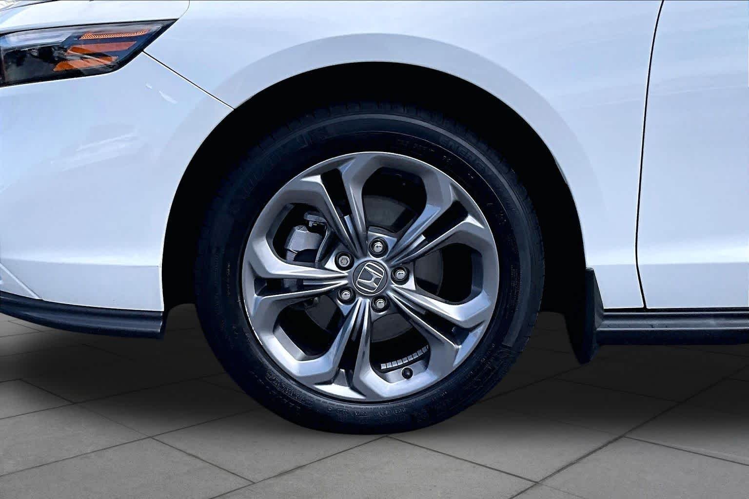 Used 2024 Platinum White Pearl Honda EX image 10
