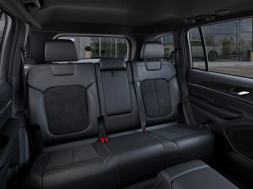 New 2026 Diamond Black Crystal Pearl-Coat Exterior Paint Jeep  image 15