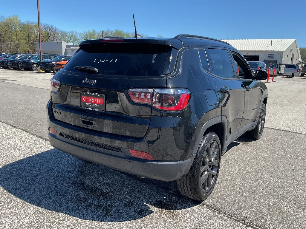 New 2026 Diamond Black Crystal Pearl-Coat Exterior Paint Jeep Limited Altitude image 7