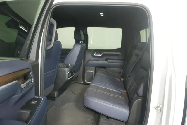 Used 2022 Iridescent Pearl Tricoat Chevrolet High Country image 31