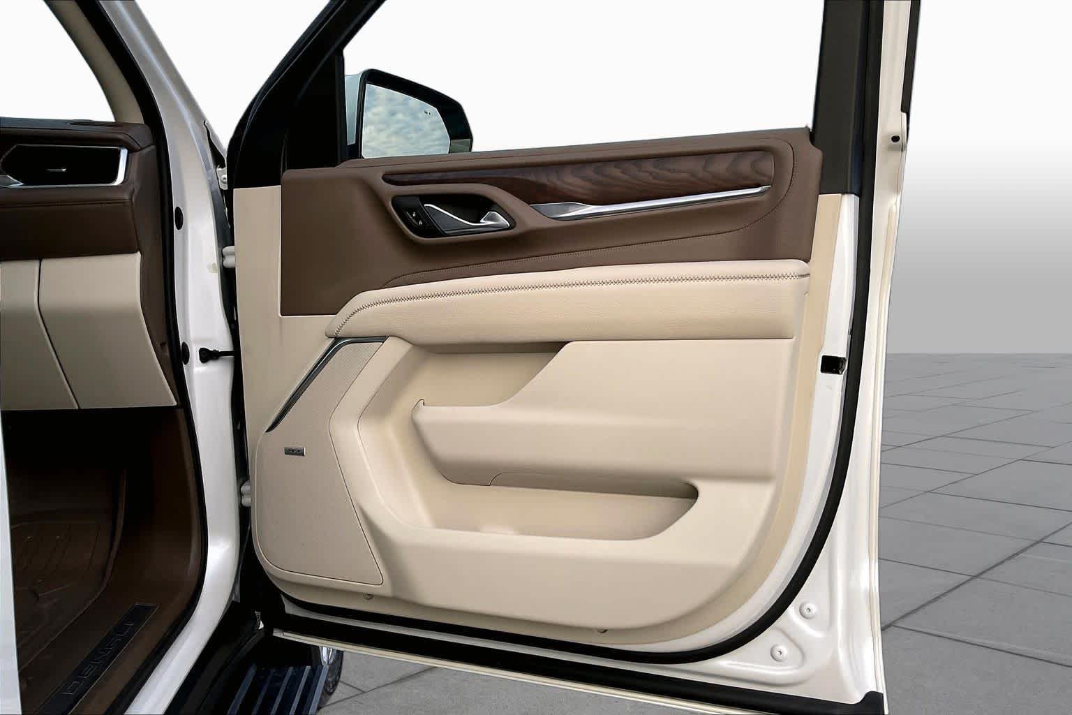 Used 2022 White Frost Tricoat GMC Denali image 23