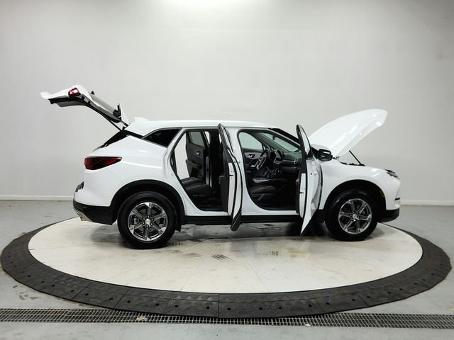 Used 2025 White Chevrolet LT image 17
