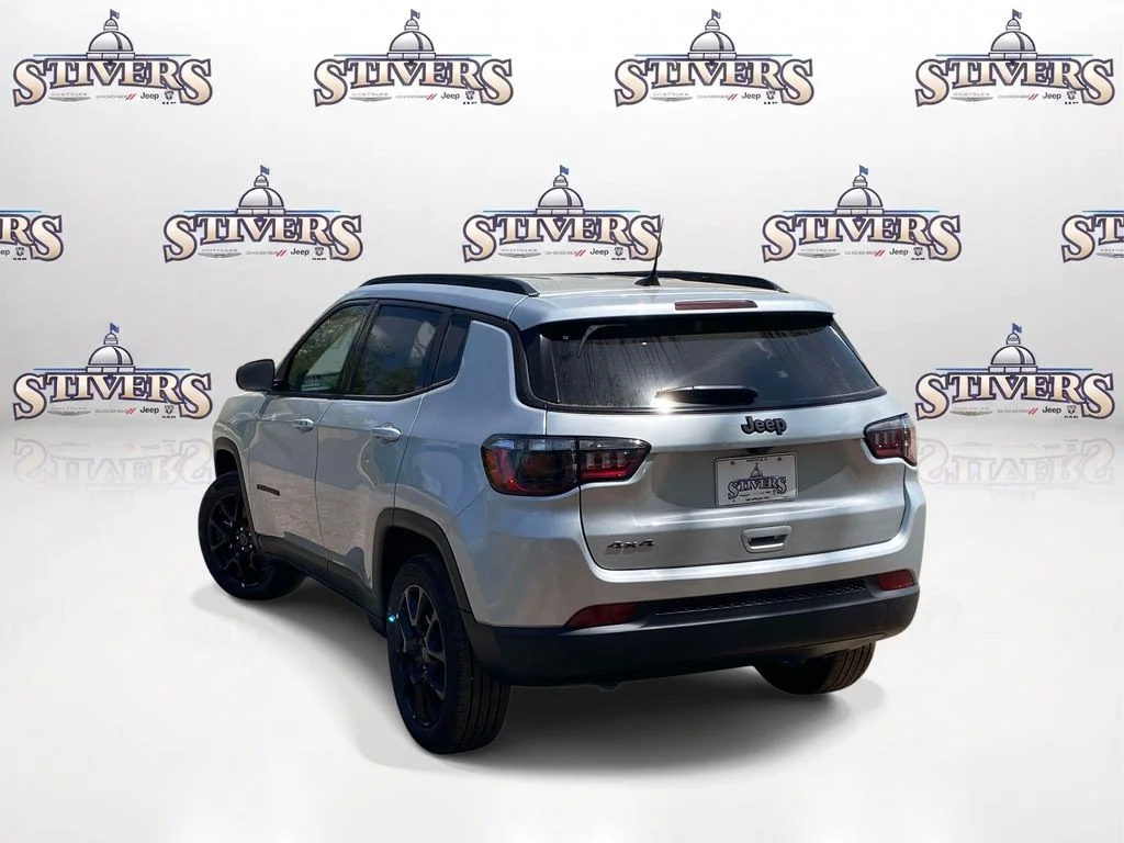 New 2026 Silver Zynith Metallic Clearcoat Jeep Latitude Altitude image 4