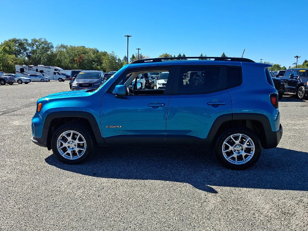 Used 2021  Jeep Latitude image 7