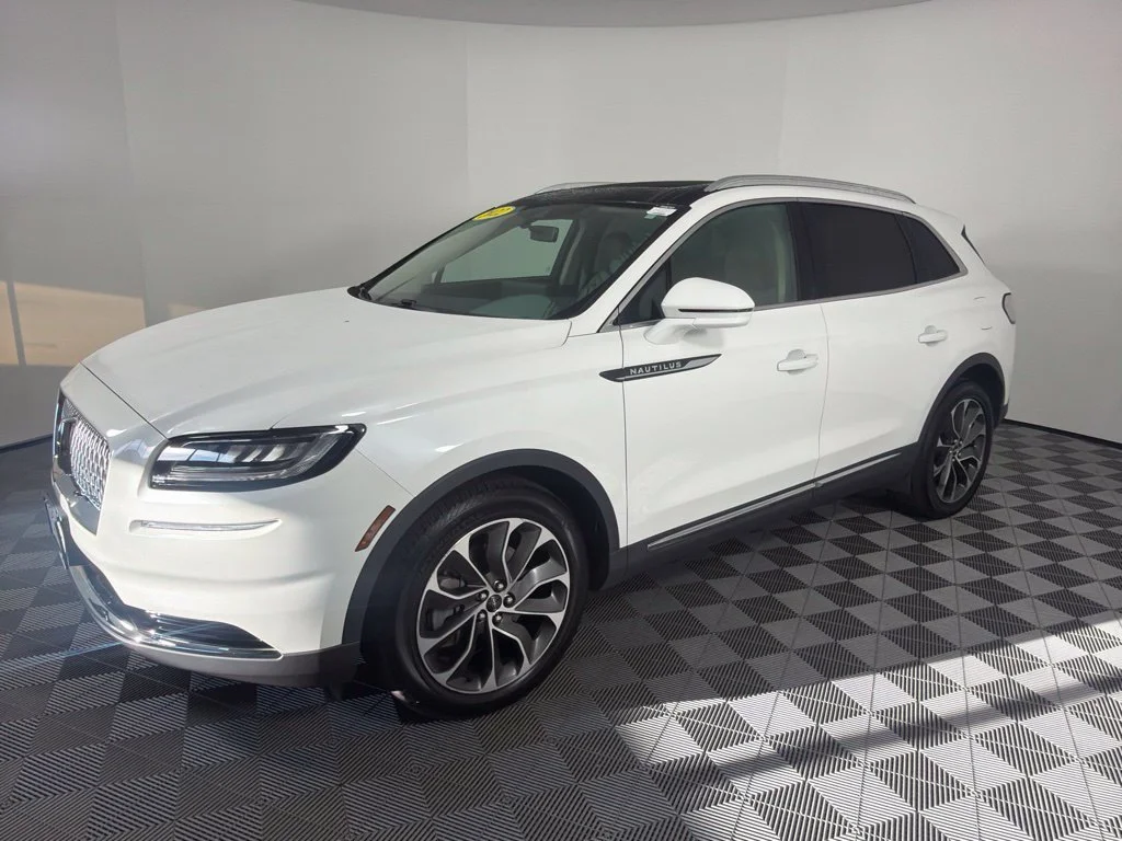 Used 2022 White Metallic Lincoln Reserve image 3
