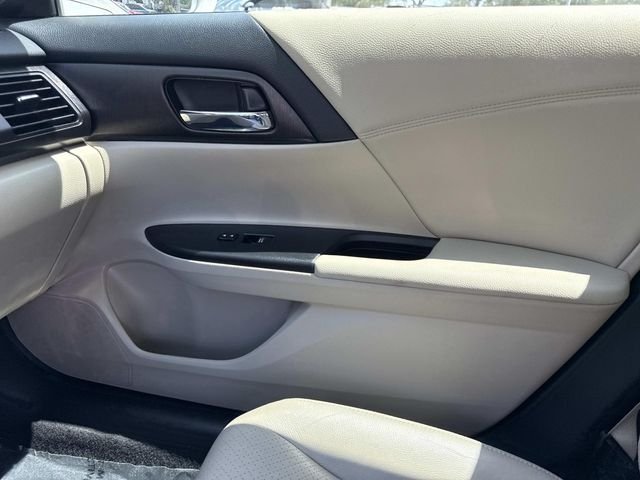 Used 2015 White Honda EX-L image 23