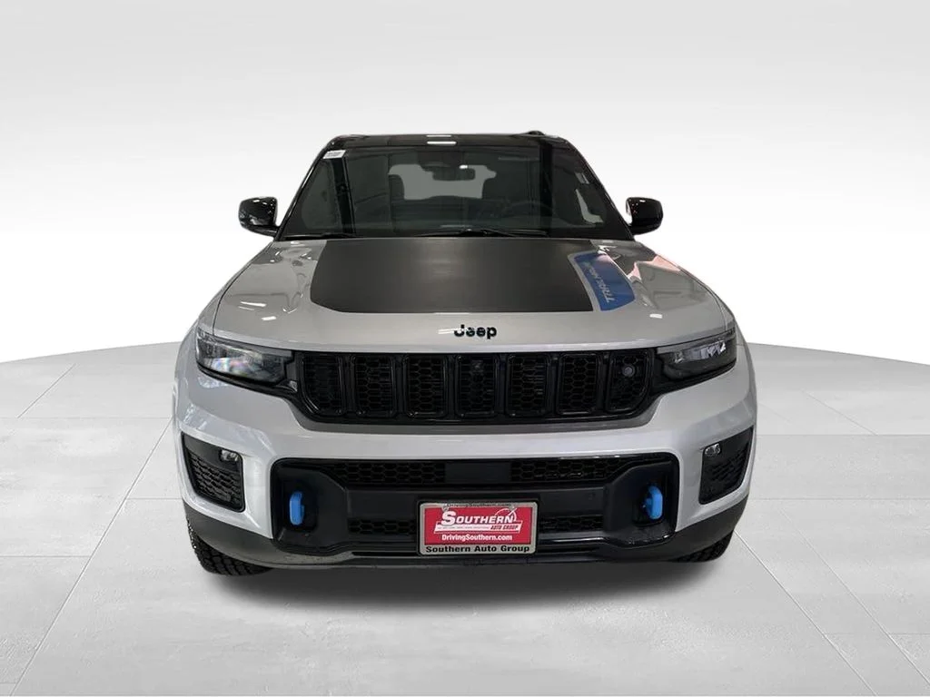 New 2024 Silver Zynith Exterior Paint Jeep Trailhawk 4xe image 13