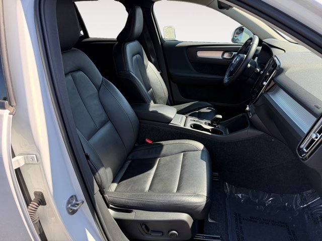 Used 2022 White Volvo Momentum image 19