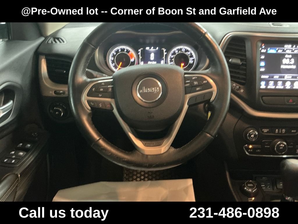 Used 2016 Silver Jeep Latitude image 17