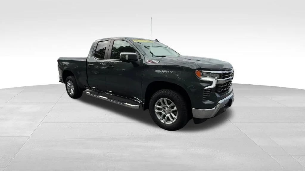 Used 2025 Gray Chevrolet LT image 9