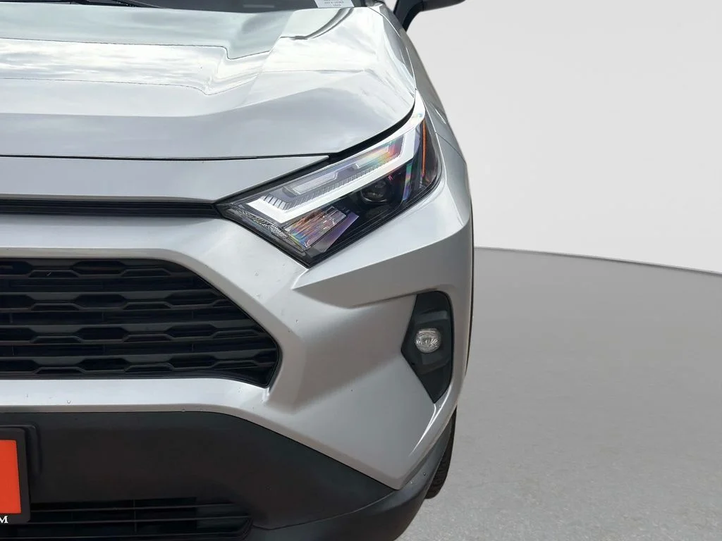 Used 2022 Silver Toyota XLE Premium image 11