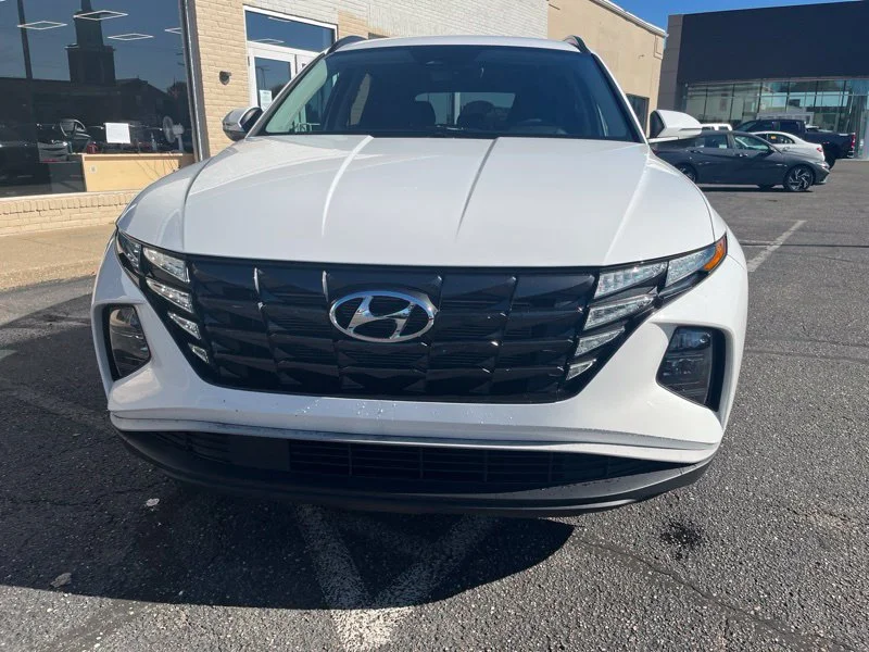 Used 2023 White Hyundai SEL image 2