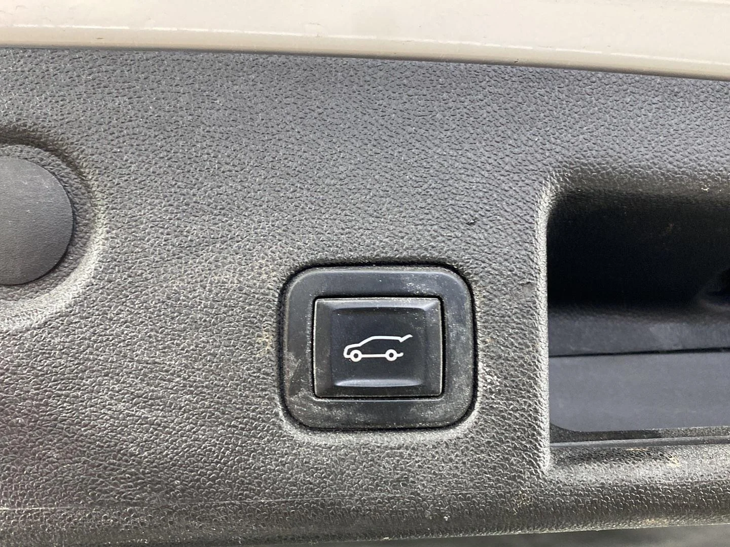 Used 2019 Iridescent Pearl Tricoat Chevrolet LT image 31