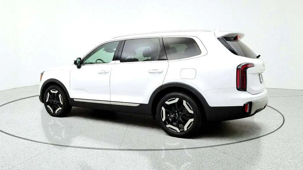 Used 2024 Glacial White Pearl Kia EX FWD image 7