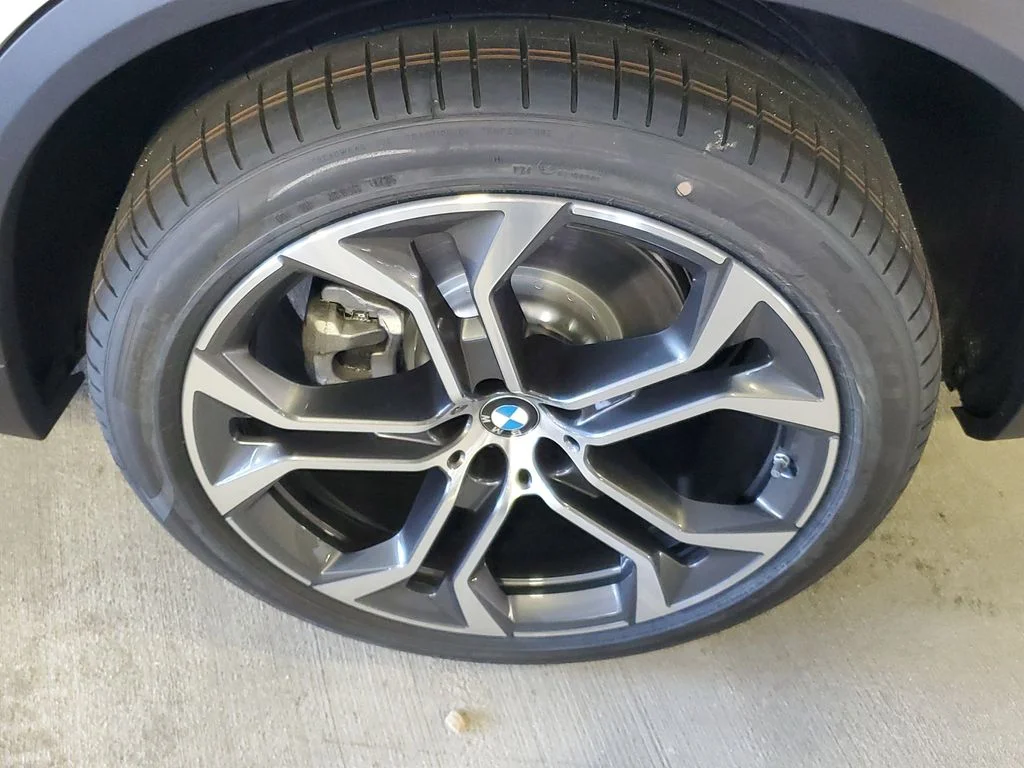 Used 2026 White BMW sDrive40i image 5