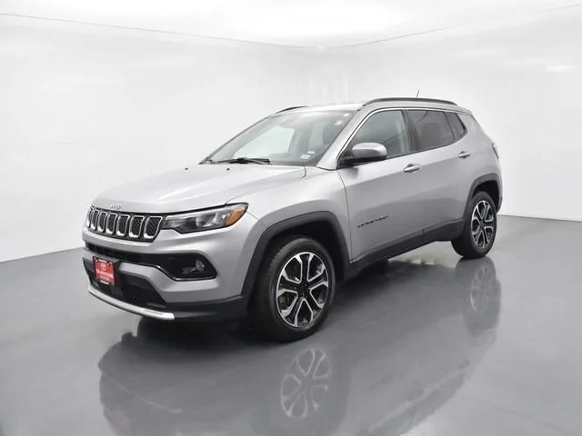 Used 2024  Jeep Limited image 3