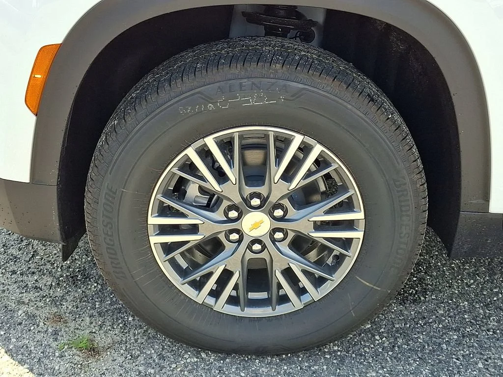 New 2027 Summit White Chevrolet LT image 19