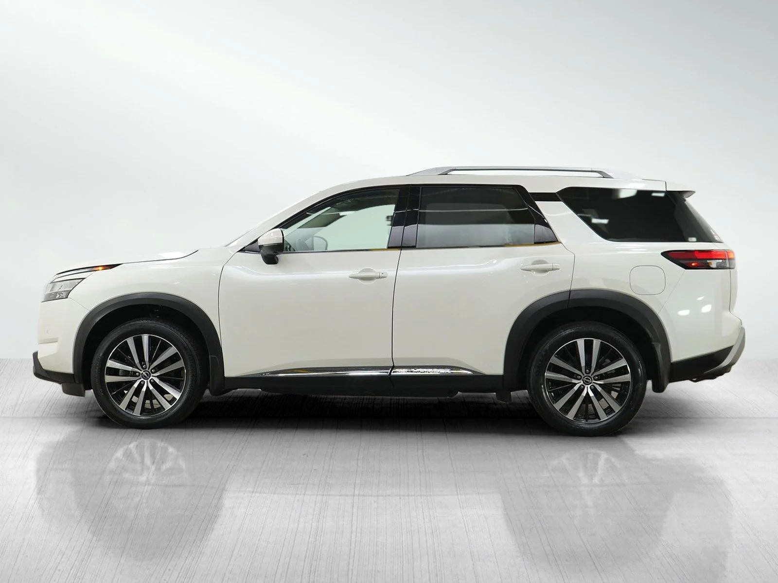 Used 2024 Nissan Pathfinder Platinum with VIN 5N1DR3DF9RC296554 for sale in Burnsville, Minnesota
