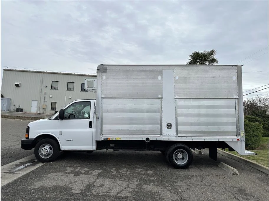 Used 2015 Summit White Chevrolet Cutaway Van 2D image 8