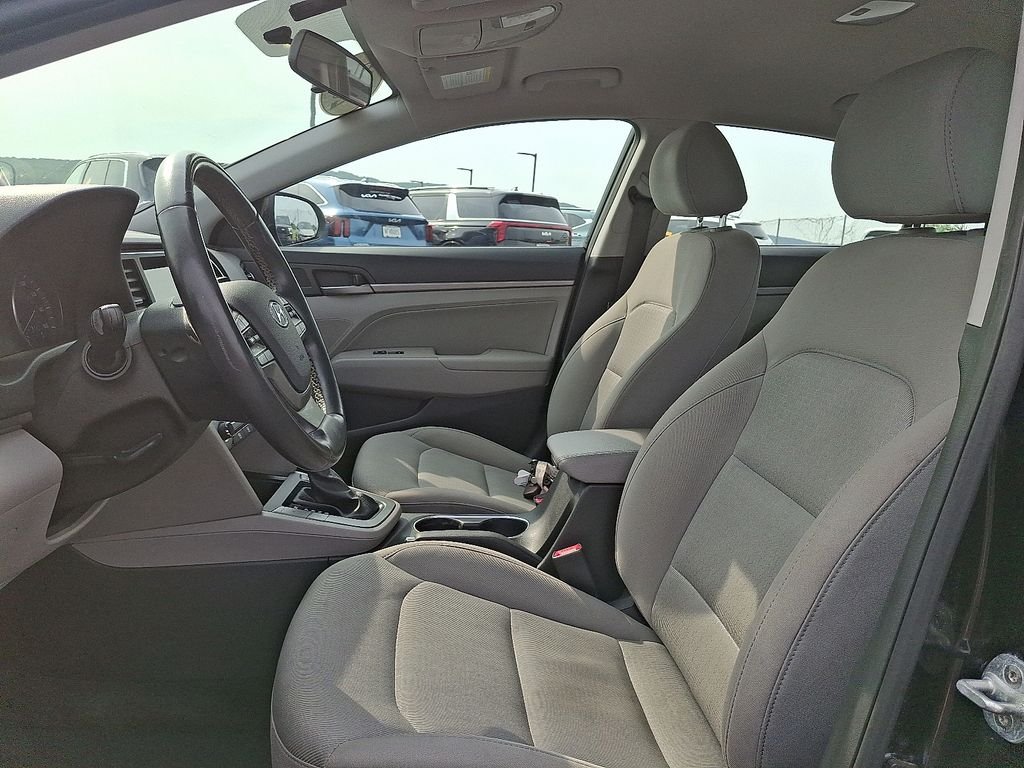 Used 2017 Black Hyundai SE image 15