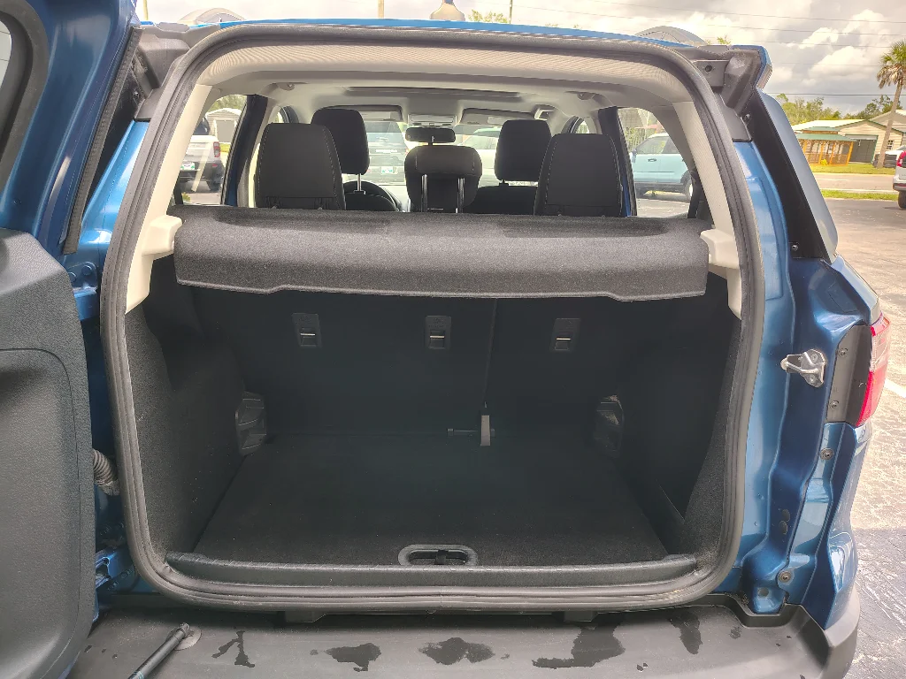 Used 2019 Lightning Blue Metallic Ford SE image 5