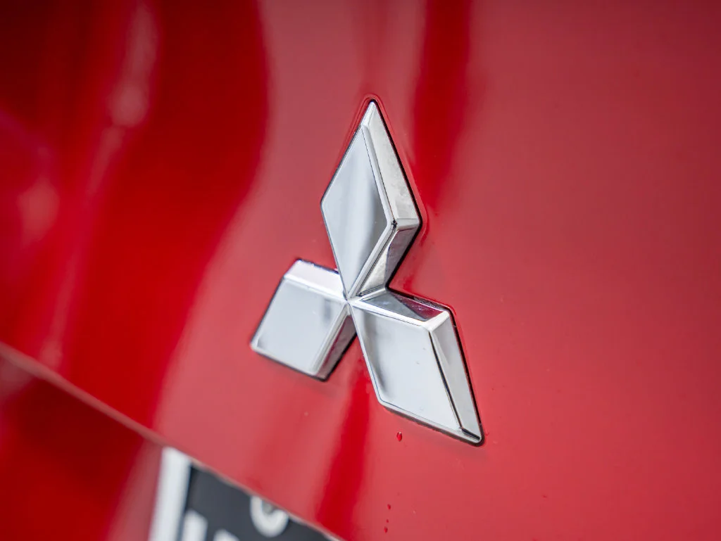 Used 2025 Red Diamond Mitsubishi SEL image 3