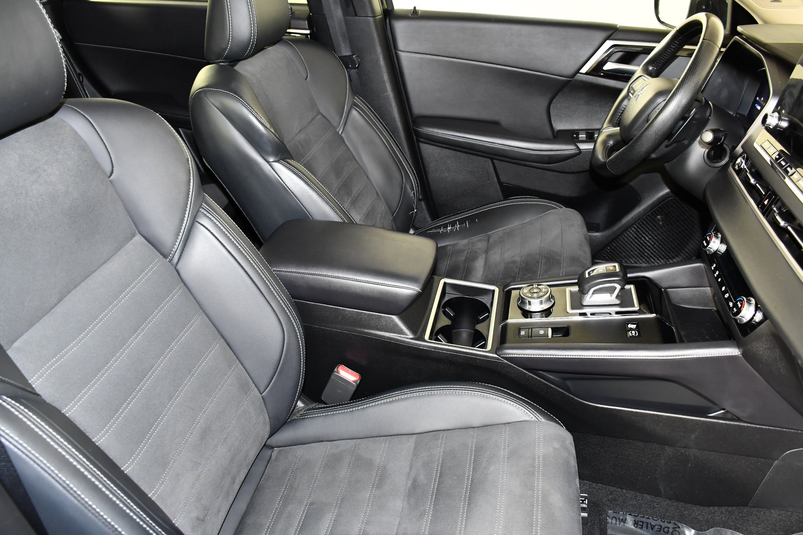 Certified Used 2024 Black Diamond Mitsubishi SE image 41