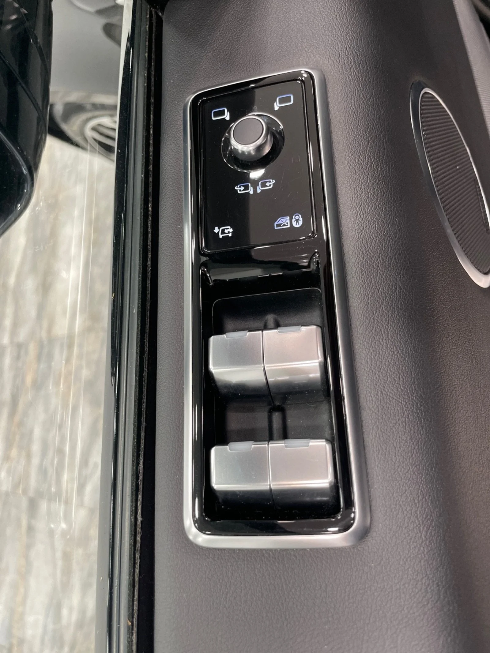 Used 2019 BLACK Land Rover HSE image 15