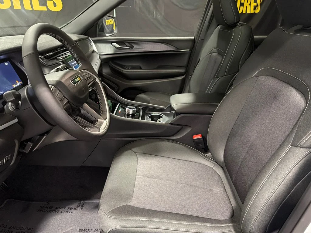 New 2026 Bright White Clear-Coat Exterior Paint Jeep Laredo X image 13
