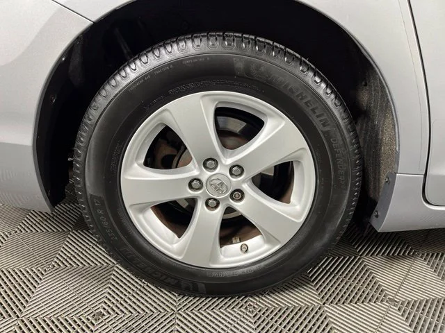 Used 2015 Silver Toyota LE image 12