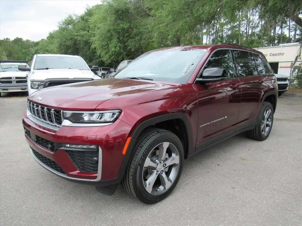 New 2026 Velvet Red Pearl-Coat Exterior Paint Jeep Limited image 3