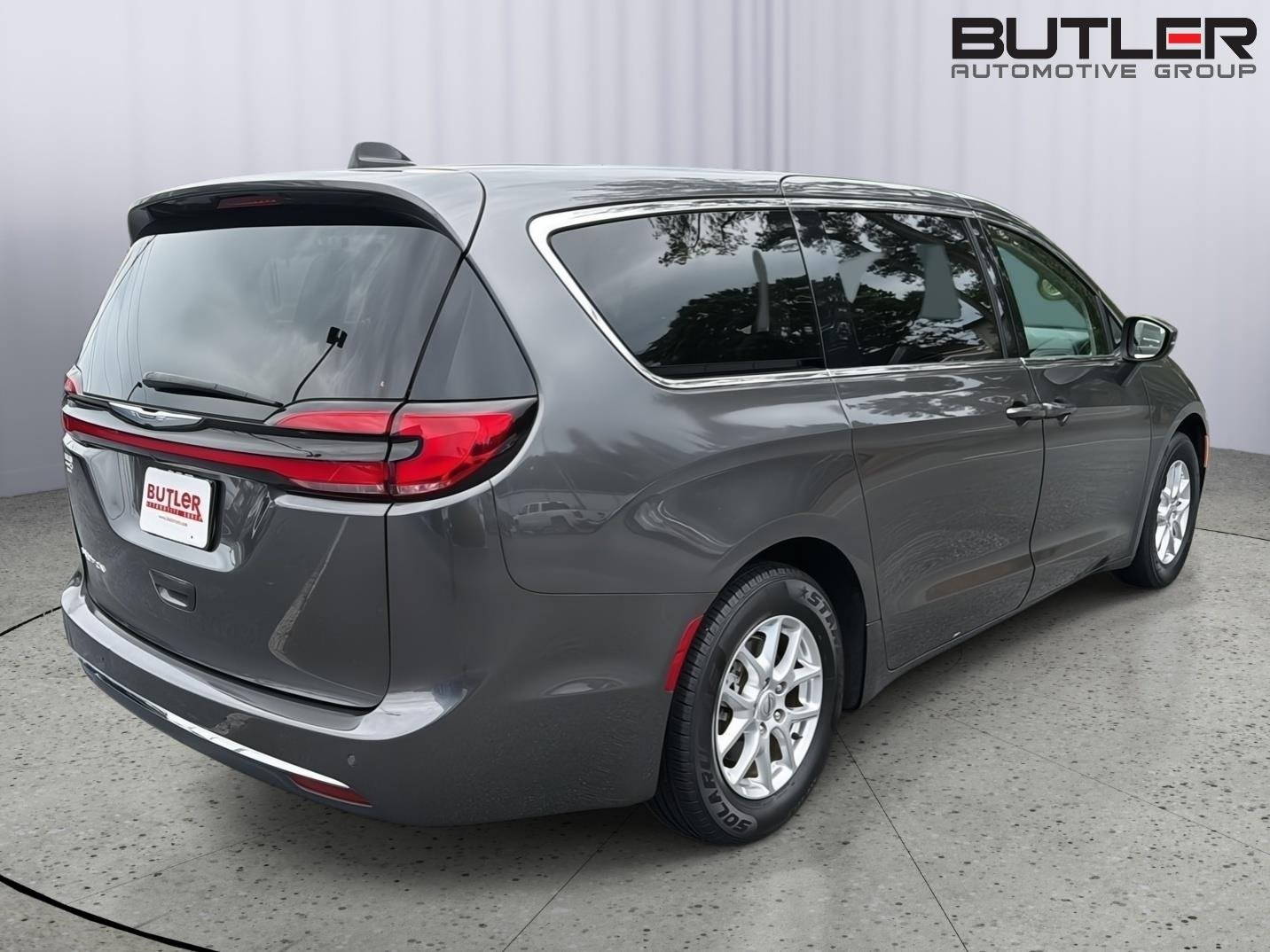 Used 2023 Granite Crystal Metallic Clearcoat Chrysler Touring L image 6