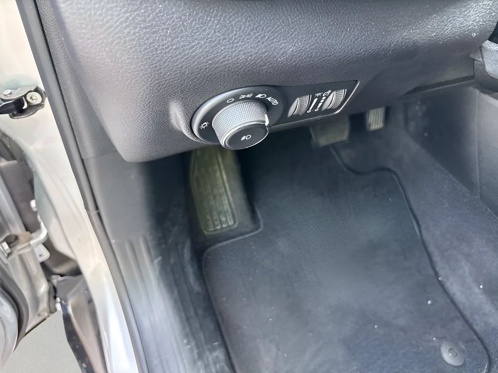 Used 2025 Silver Jeep Limited image 27