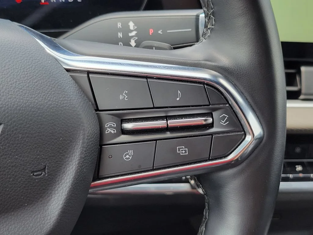 Used 2025 Summit White Chevrolet LT image 29
