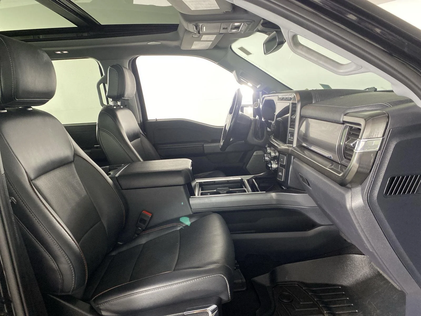 Used 2024  Ford LARIAT image 32