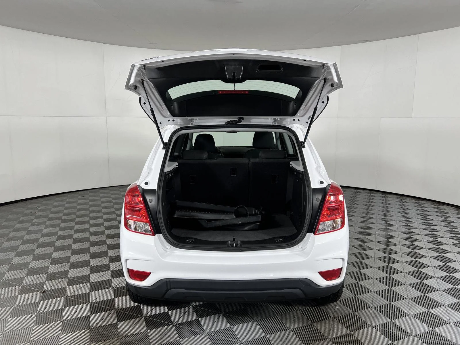 Used 2019 SUMMIT WHITE Chevrolet LS image 25