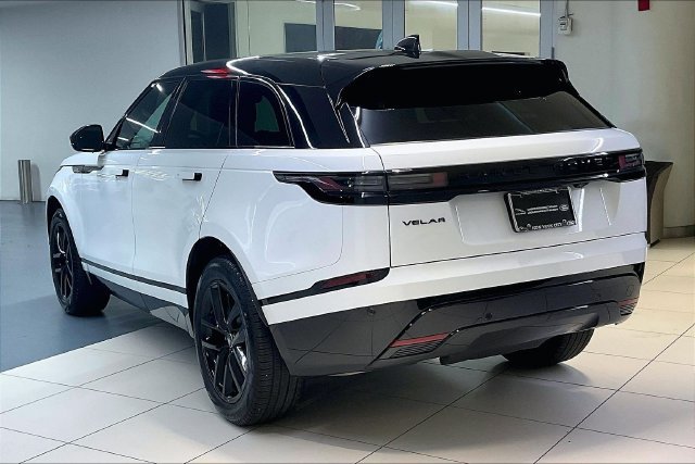Used 2025 White Land Rover Dynamic SE image 16