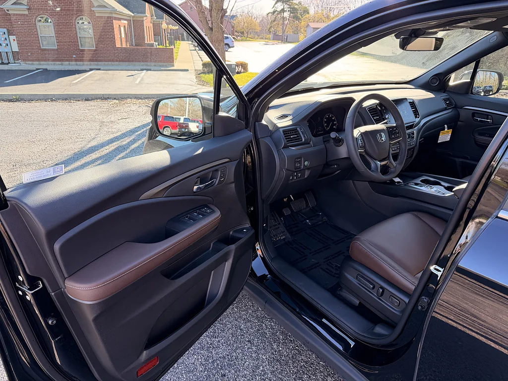 Certified Used 2026 CRYSTAL BLACK Honda RTL image 11