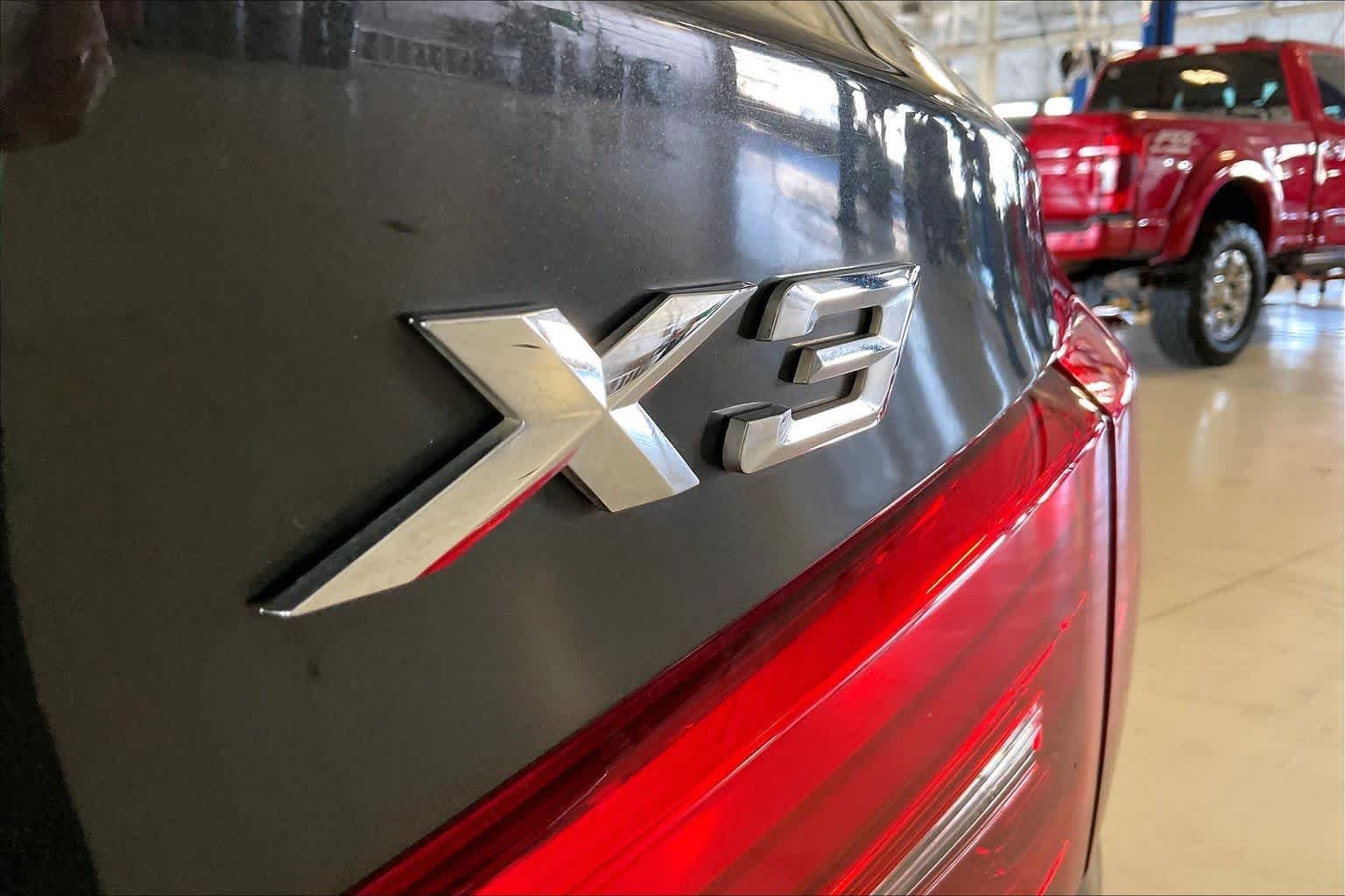 Used 2018 Dark Graphite Metallic BMW xDrive30i image 9