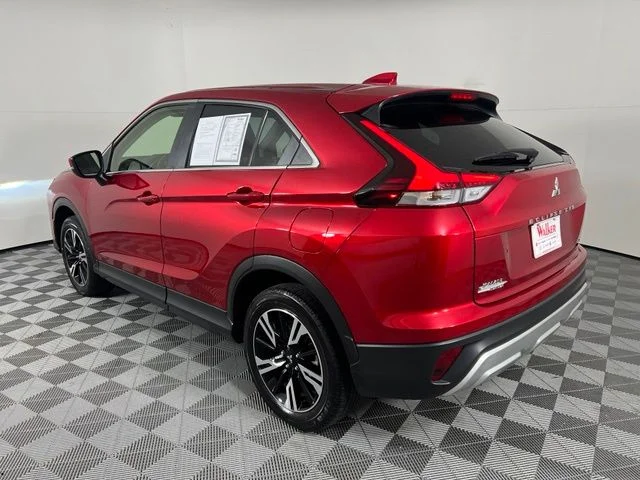 Used 2025 Lightning Blue Metallic Mitsubishi SE image 5