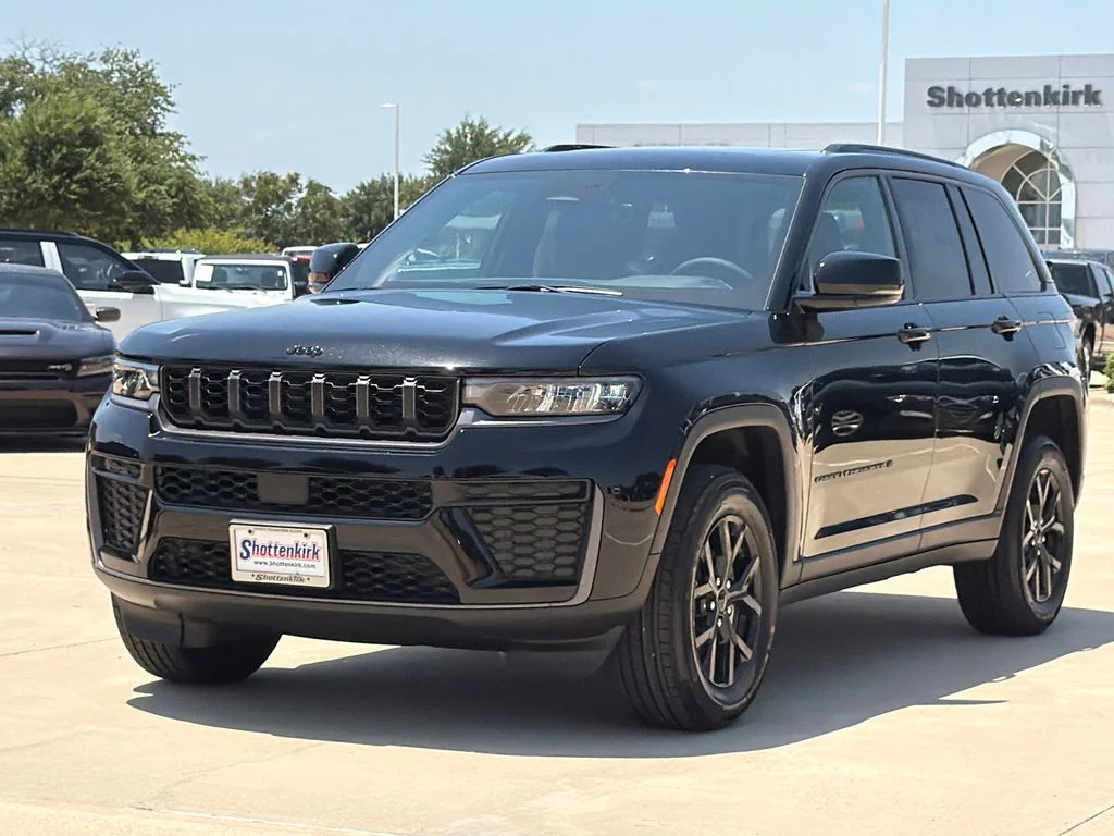 New 2026 Diamond Black Crystal Pearl-Coat Exterior Paint Jeep Altitude image 3